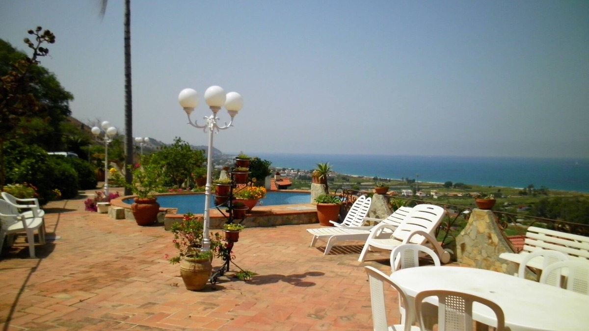 Capo Peloro Villa | Villa with garden and pool in Timpazzi in Messina