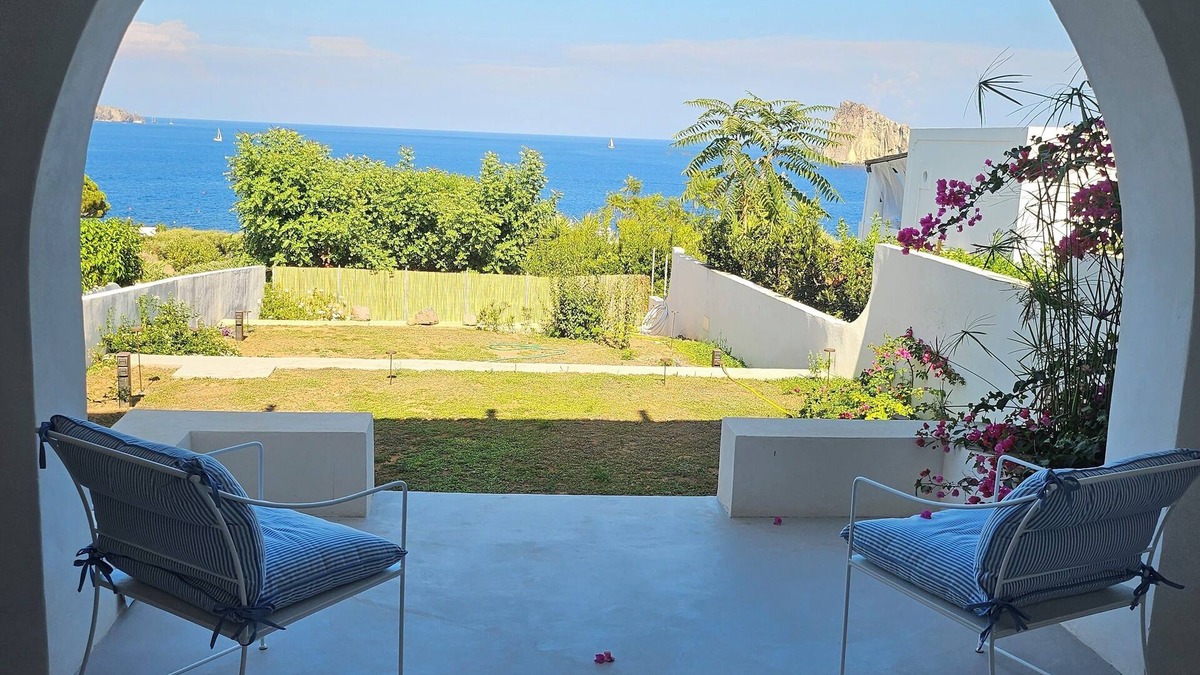 Panarea Villa | VILLA WITH GARDEN IN PANAREA 150 METERS FROM THE SEA, WITH AIR CONDITIONING AND WIFI
