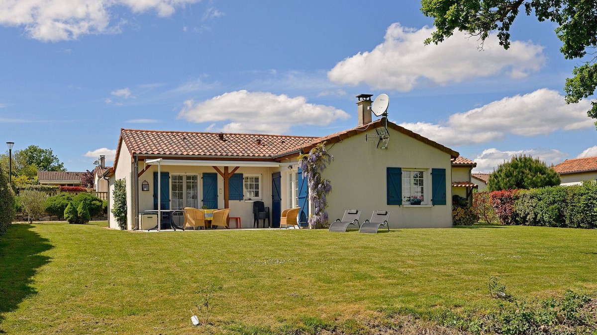 Vasles Villa | Villa with garden near beautiful golf course