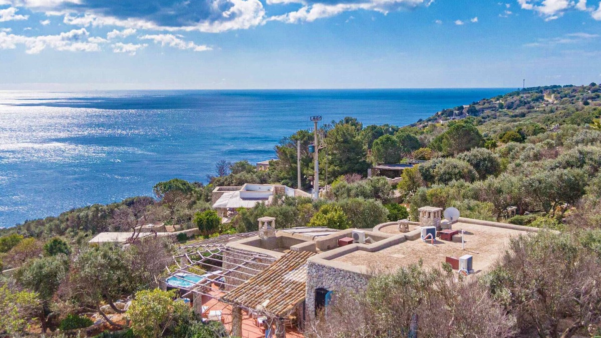 Gagliano del Capo Ski Chalet | Villa with heated jacuzzi and 180° sea view