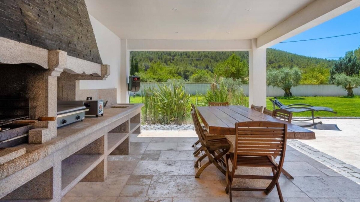 Cuges-les-Pins Villa | Villa with heated pool spa gym and cinema - by feelluxuryholidays