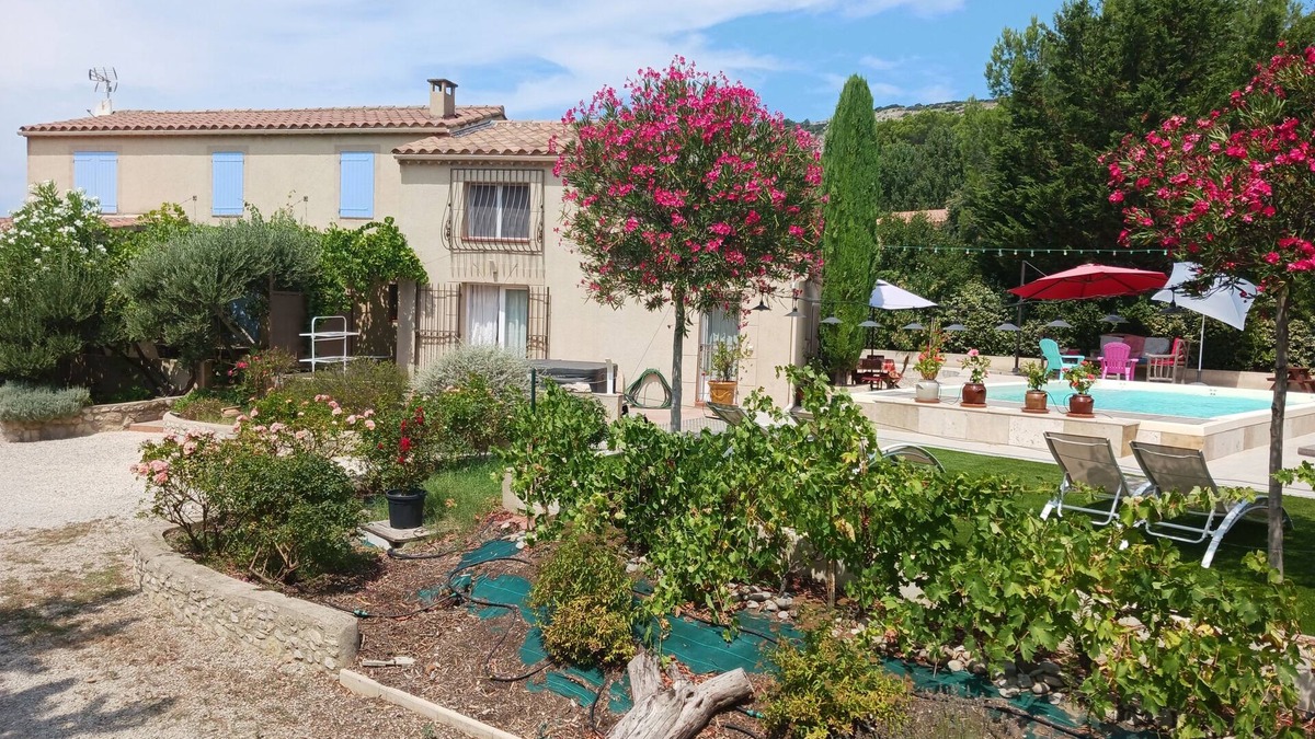 Merindol Villa | Villa with heated and secure swimming pool at the foot of the Lubéron