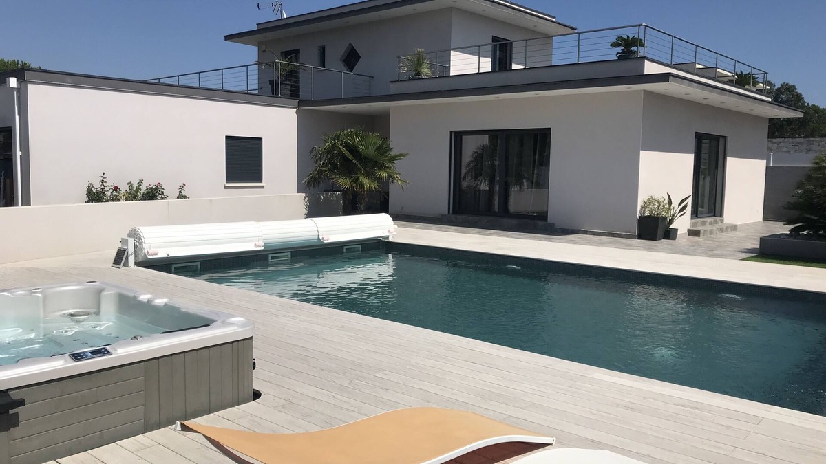 Le Grau-dʼAgde Villa | Villa with heated pool and Jacuzzi, 3-minute walk from the beach