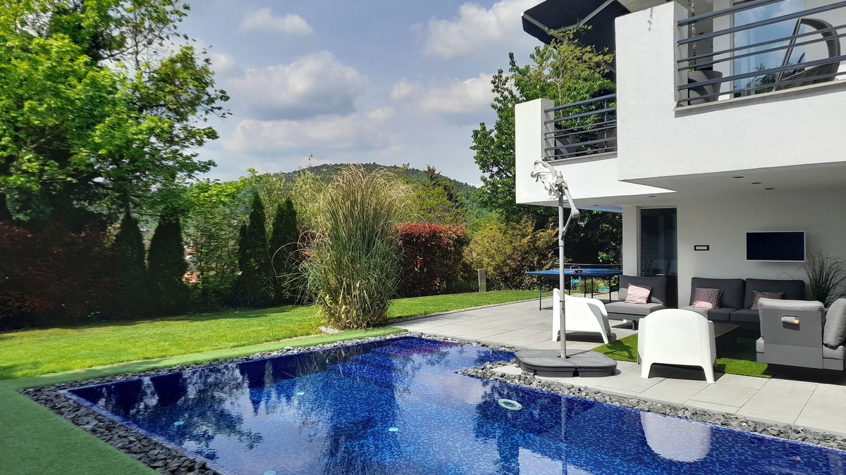 Budaors Villa | VILLA with JAKUZZI + SAUNA + POOL for families, couples and groups of friends.n