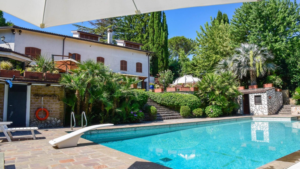 Capena Villa | Villa with large private pool, billiard 20 kms northern Rome & 3km from village