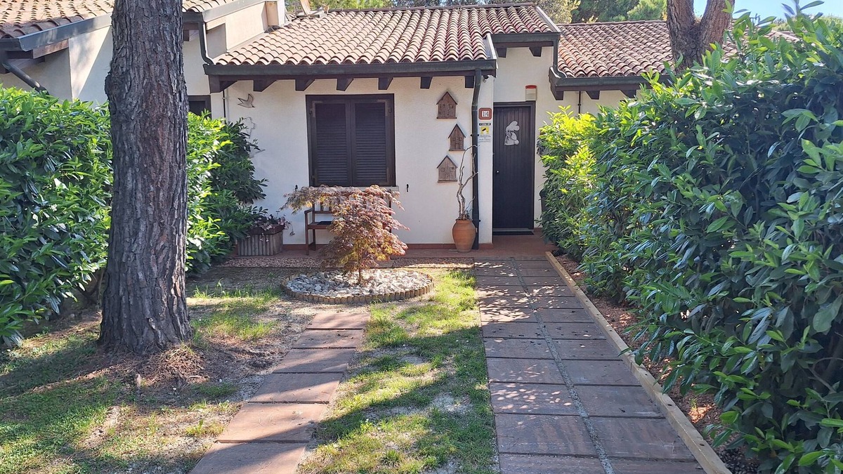 Aprilia Marittima House | Villa with private garden and pool use