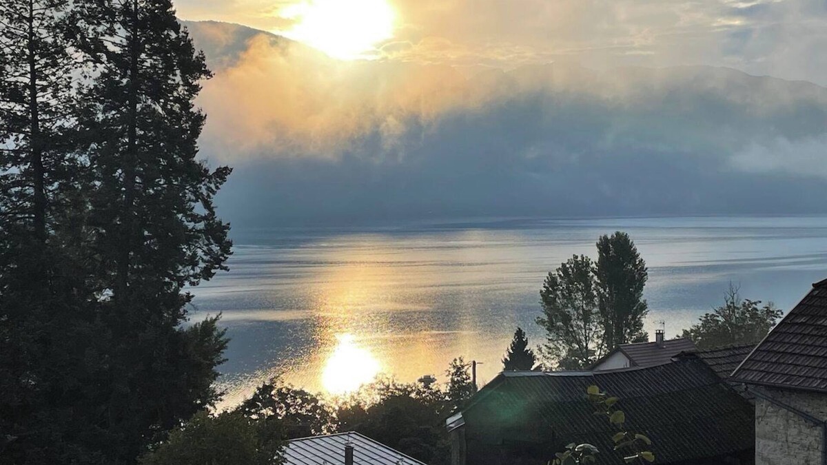 Conjux Villa | Villa with panoramic lake view close to the beach