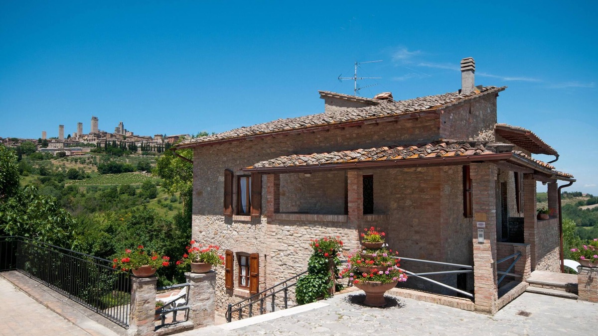 San Gimignano Villa | Villa with pool, 4 rooms en suite, WiFi A/C, walking distance from San Gimignano