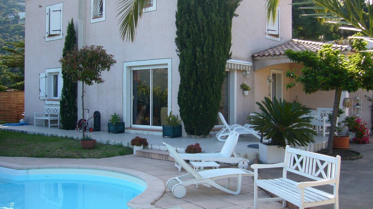 Alata House | Villa with pool and garden