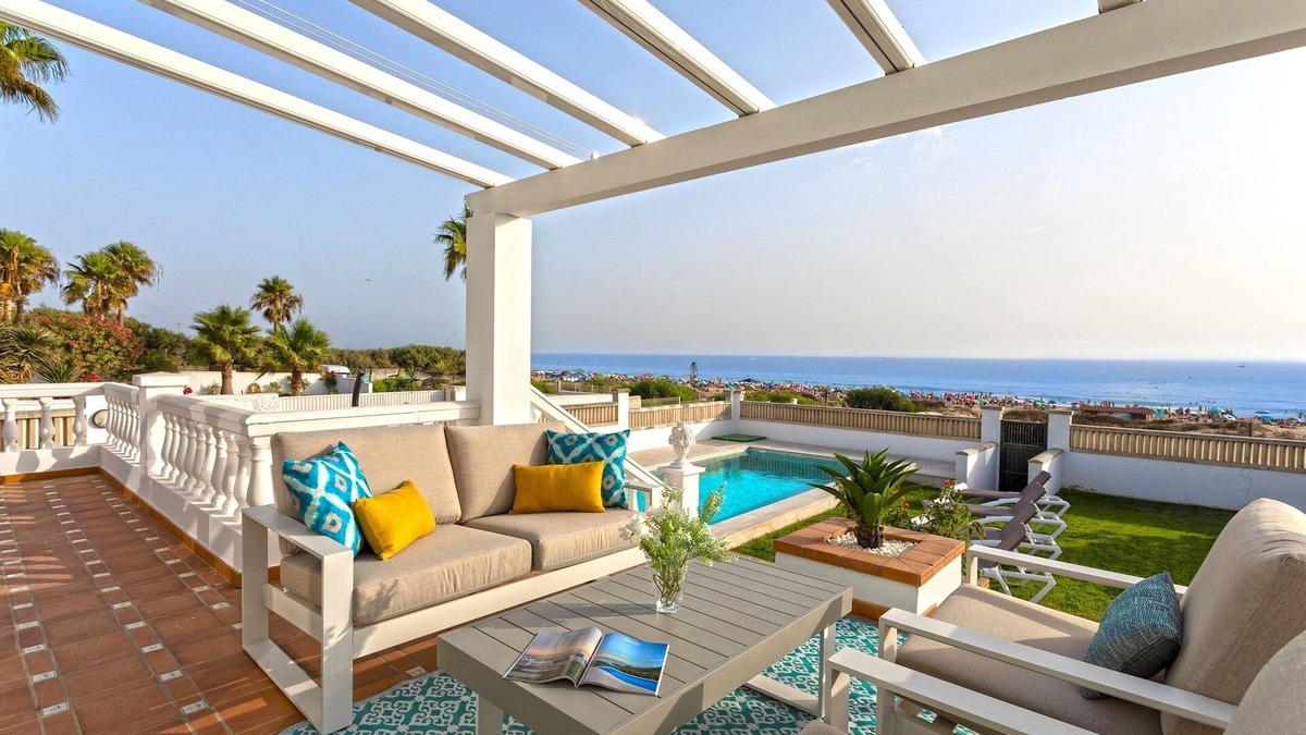 Chiclana de la Frontera Villa | Villa with pool in front of the beach. La Barrosa