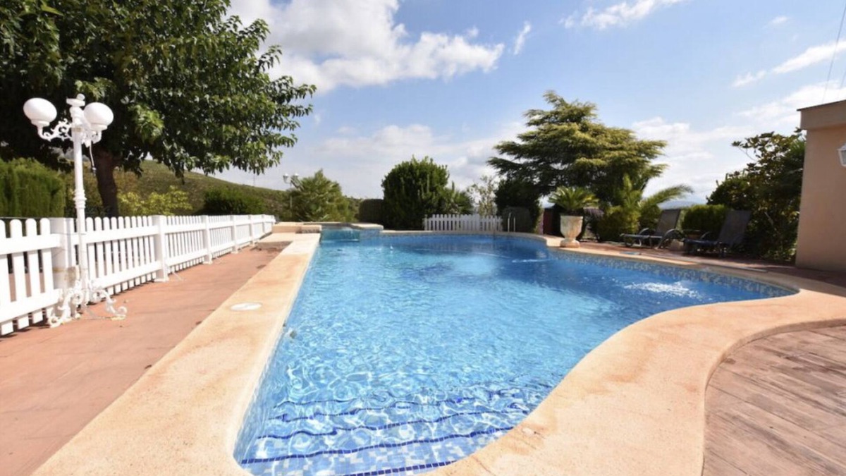 Cocentaina Villa | Villa with pool, jacuzzi, free Wi-Fi and barbecue 40 minutes from the beach