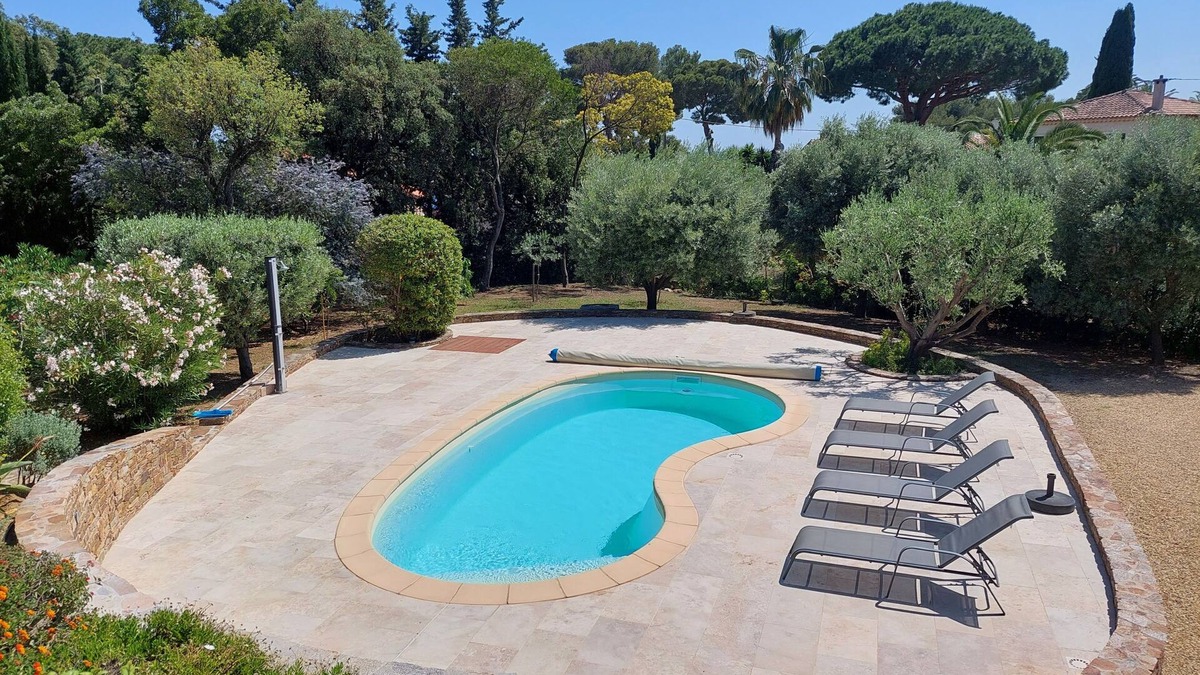 Plage de la Garonnette Villa | Villa with pool, sandy beach 300 m away, Gulf of Saint-Tropez, Sainte-Maxime