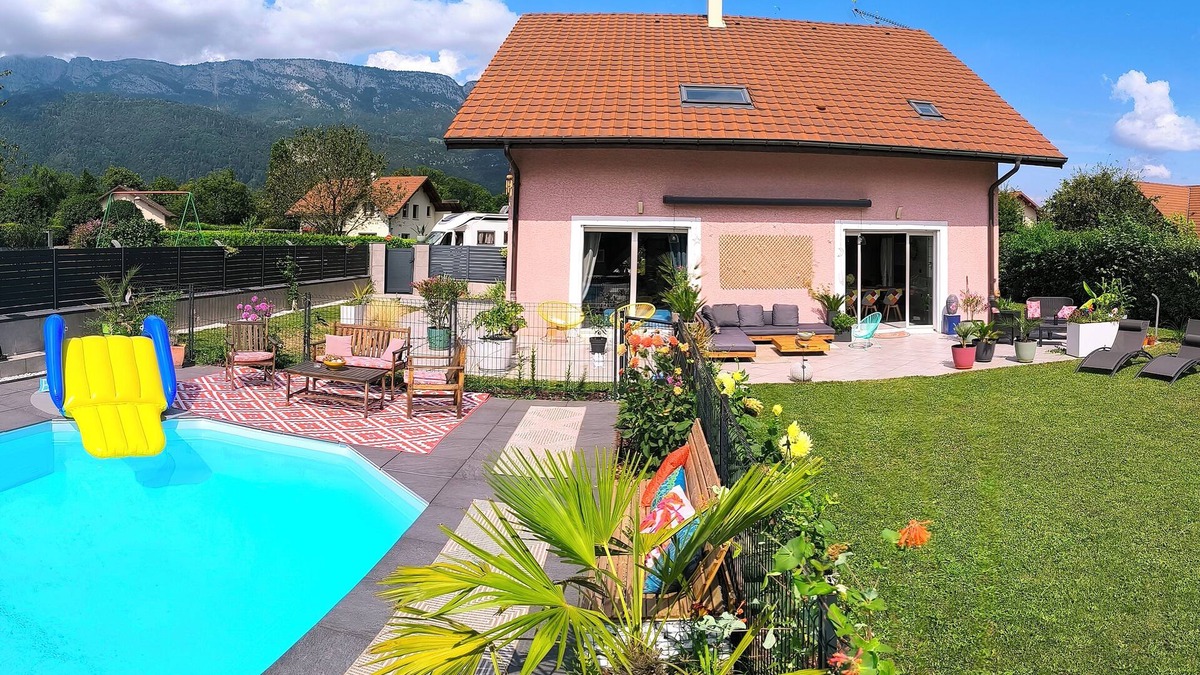 Doussard Villa | Villa with pool sleeps 14