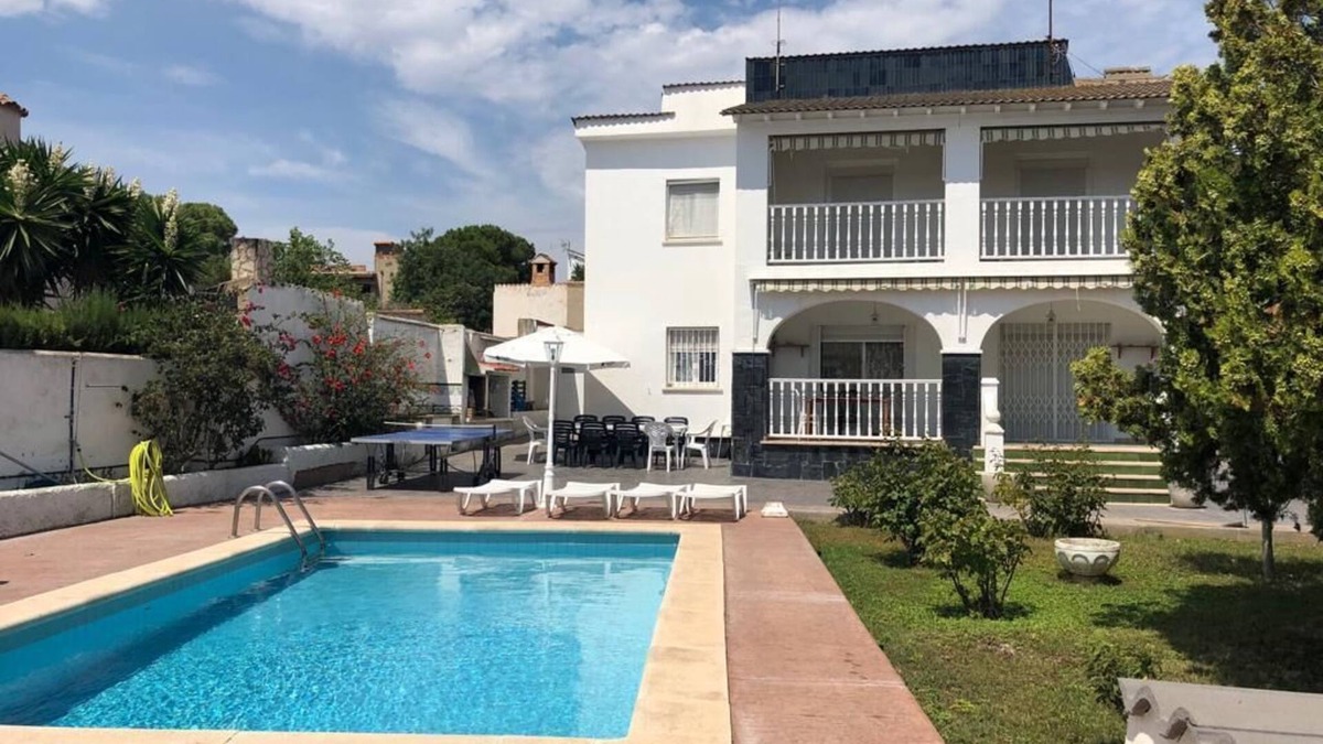 El Catllar Ski Chalet | VILLA WITH PRIVATE POOL, A 7 MINUTES FROM THE BEACH AND ONLY 15 KMS OF PORT AVENTURA, -