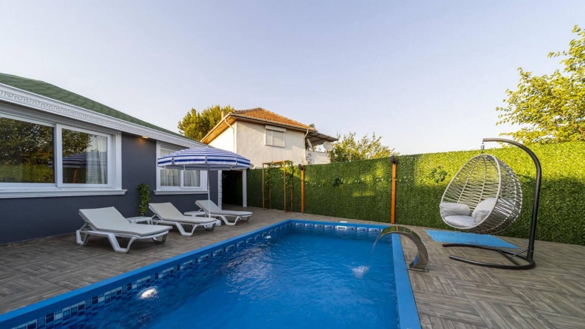 Lara Apartment | Villa with Private Pool near Airport in Muratpasa