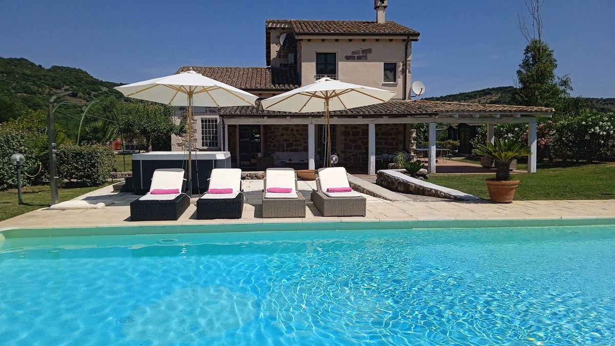 Uri Villa | VILLA WITH PRIVATE POOL AND JACUZZI WHIRLPOOL 10 MINUTES FROM THE BEACHES