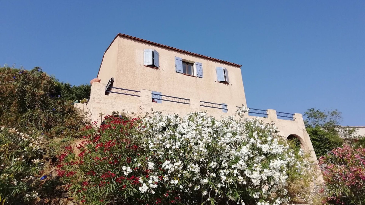Hyeres House | Villa with swimming pool and panoramic view of the Bay of Hyeres and the Esterel massif