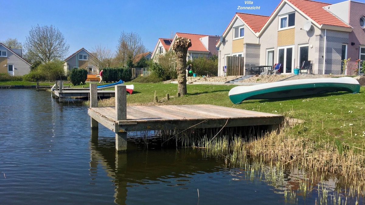 Makkum House | Villa Zonnezicht directly at the water, rain-shower, canoe, sauna, 400MBit WLAN