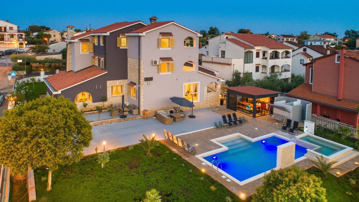 Gulici Villa | Villa Zorica in Poreč with 7 Bedrooms, Pool, Fireplace