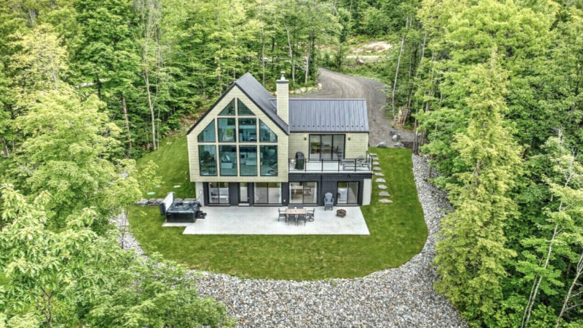 Saint-Damien Ski Chalet | VillaBaraka Moderna | Hot Tub | View | Pool Table