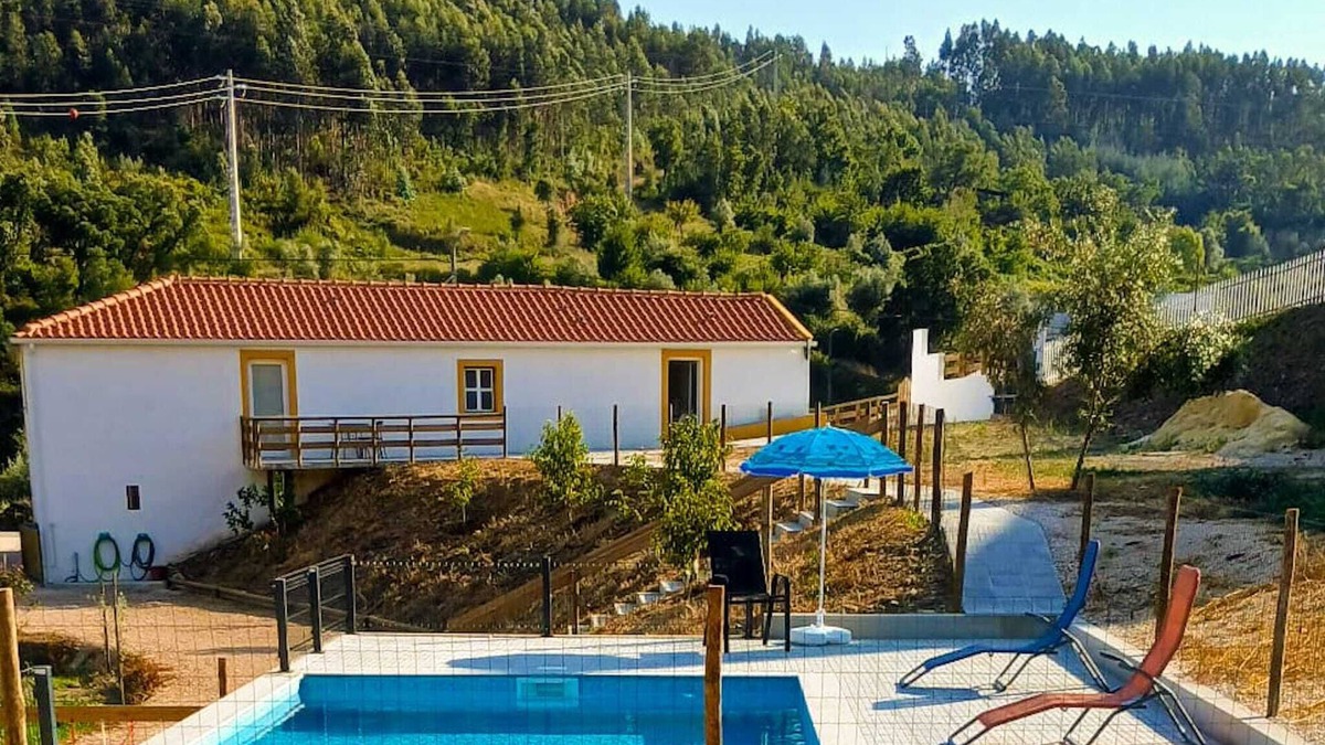 Lousa Cottage | Villae Ceira e Serra-Charming Rustic Family House with Pool near Serra da Lousa