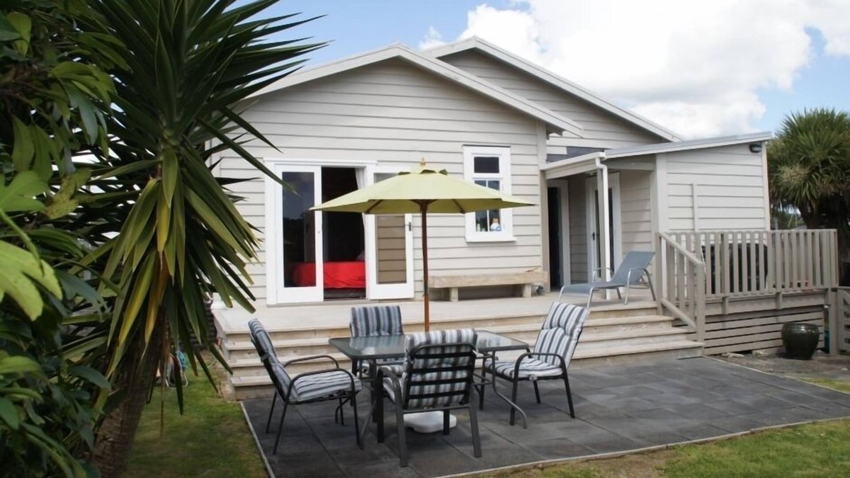 Raglan House | VILLAGE AND SEASIDE AT YOUR DOOR. RAGLAN CHARACTER.