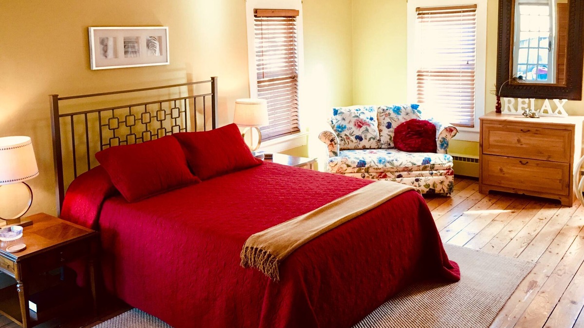 Woodstock Apartment | Village Center: Gracious & Spacious Retreat "Above the Books"