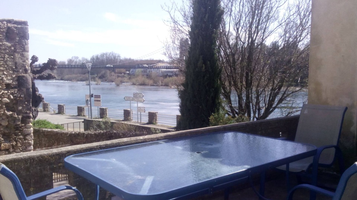 Saint-Martin-d'Ardeche House | Village house by the water