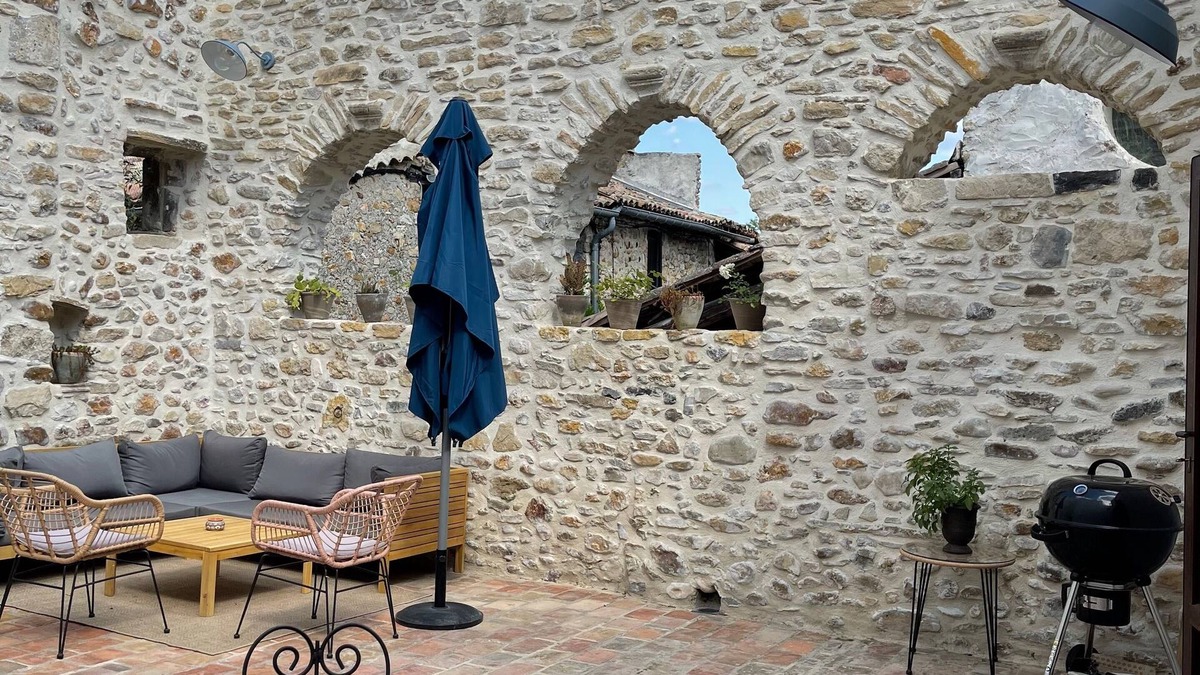 Allegre Les Fumades House | village house with patio