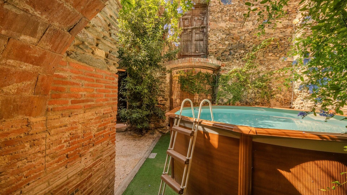Espolla House | Village house between the walls of the old Espolla Castle. 5 rooms