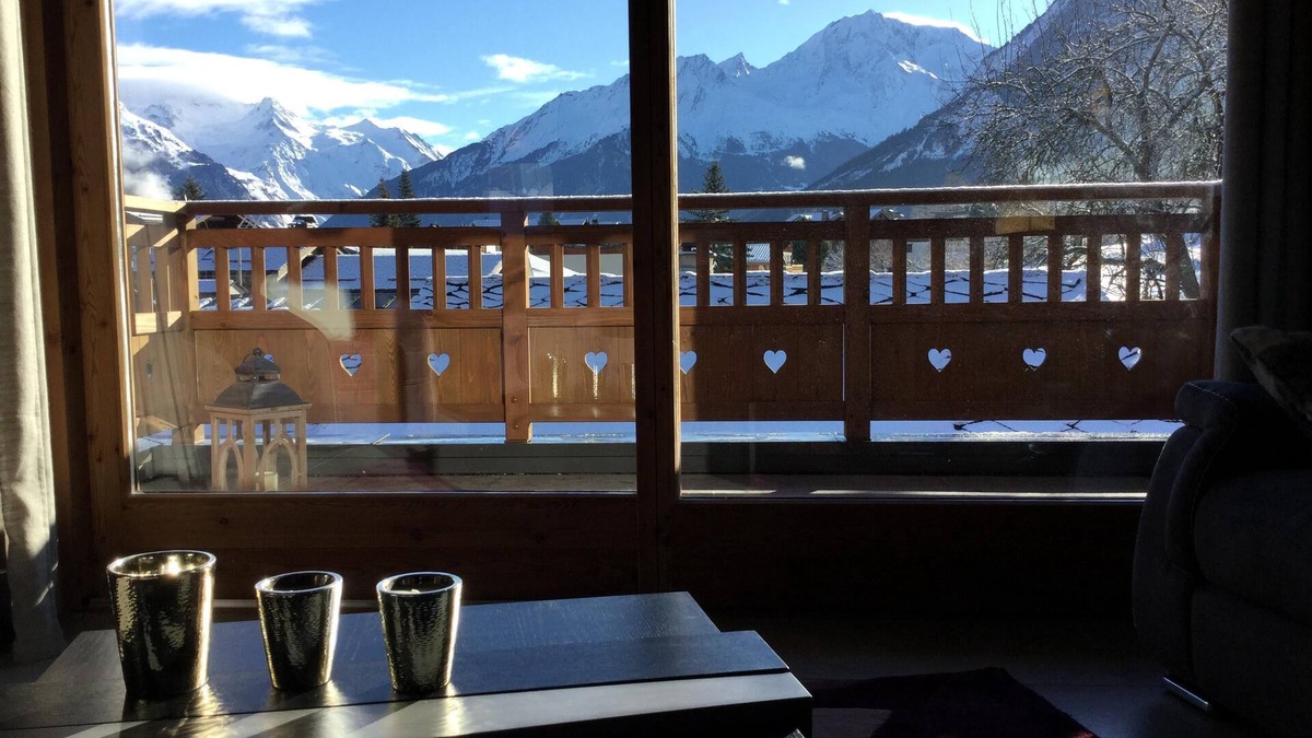 Le Praz Ski Chalet | Village house in Courchevel 1300 Le Praz, ski in ski out. Cable car
