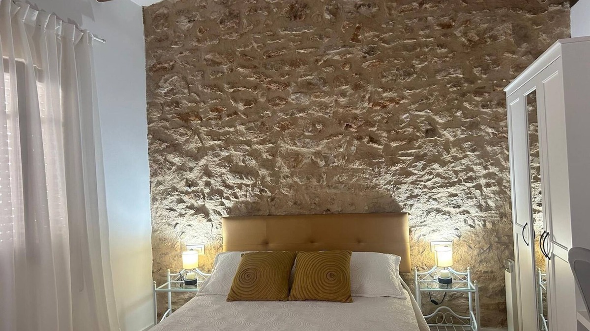 Tortosa House | Village house that invites you to disconnect. 2 min from via verde and the Ebro river.