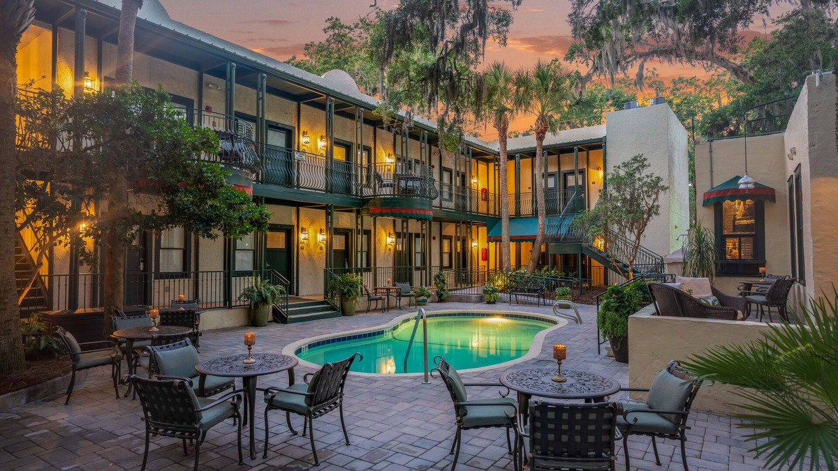 Saint Simons Island Hotel | Village Inn and Pub - Adults Only