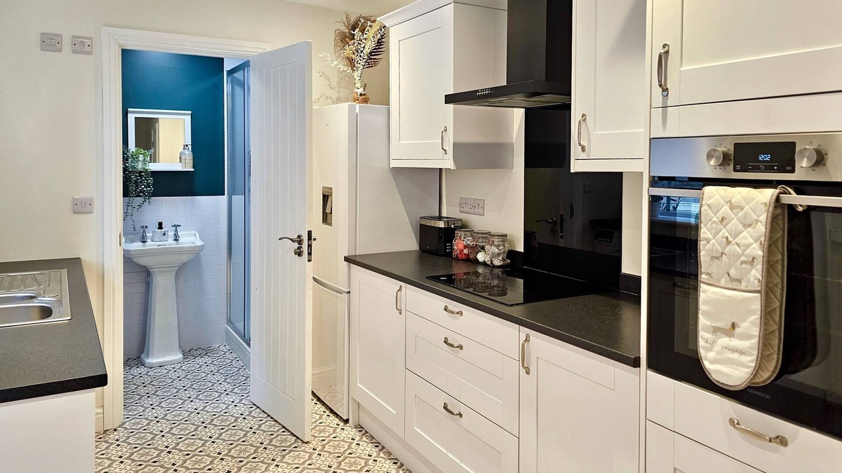 Longford House | Village Life, Cosy yet Spacious Home