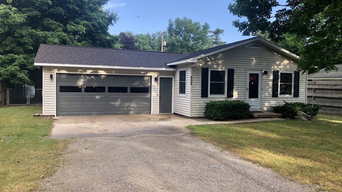 Elk Rapids House | Village of Elk Rapids Walk to Beach