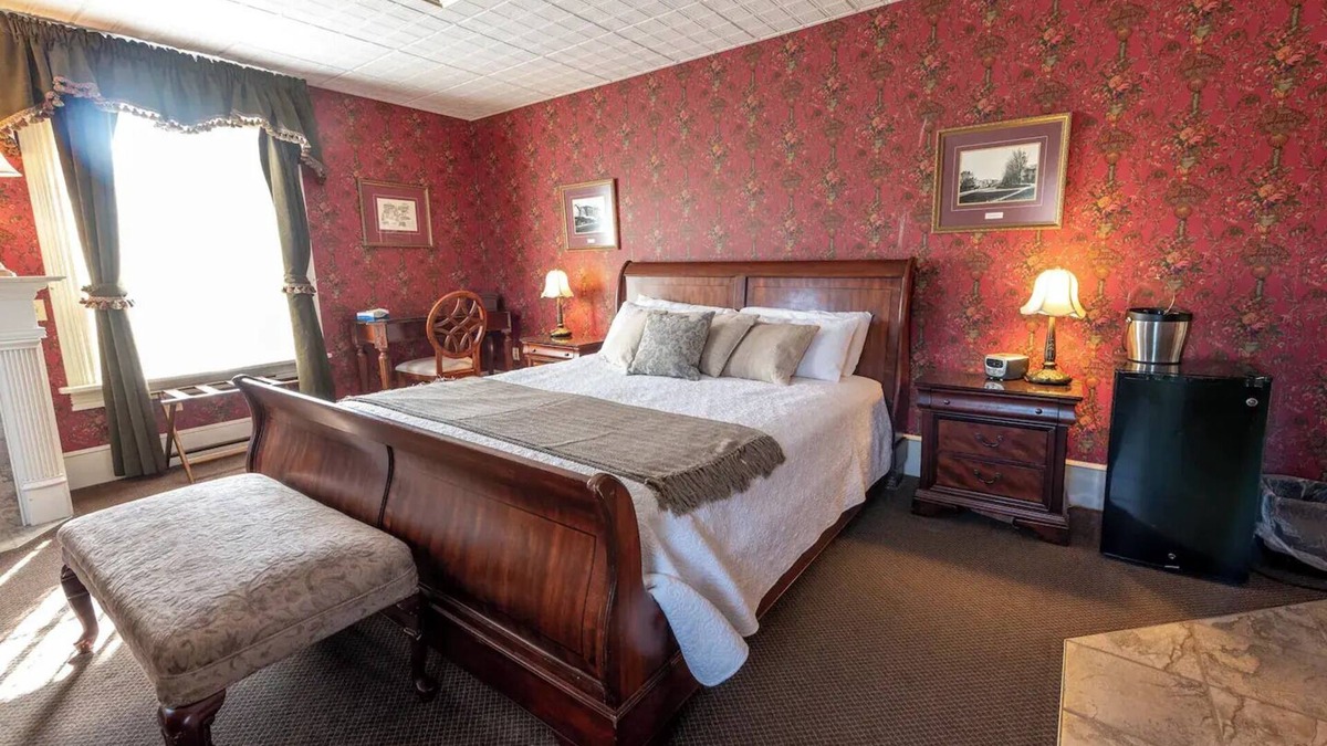 Geneseo Bed & Breakfast | Village View Room - Big Tree Innnn