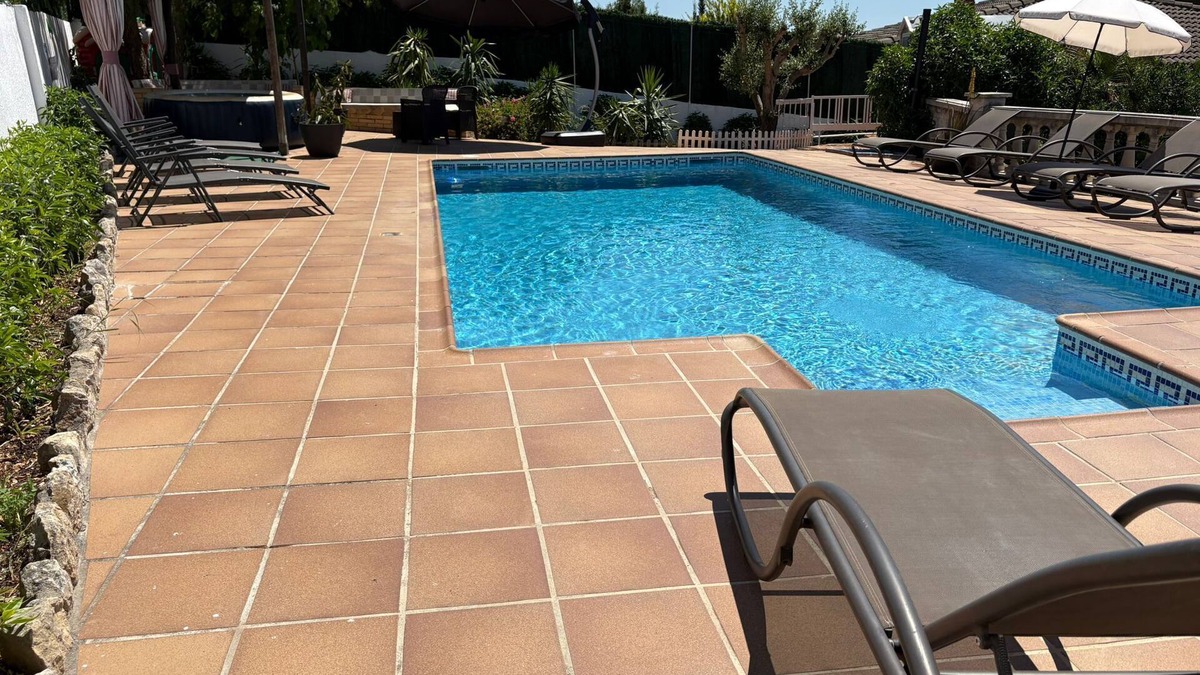 Olivella House | VILLAILUSIONS, RESORT AT 15KM SITGES. Swimming pool, sauna, spa, billiards, table soccer, barbecue.