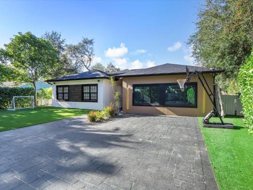 North Miami Villa | VillaLee Luxury Heated Pool & Spa Sauna Golf