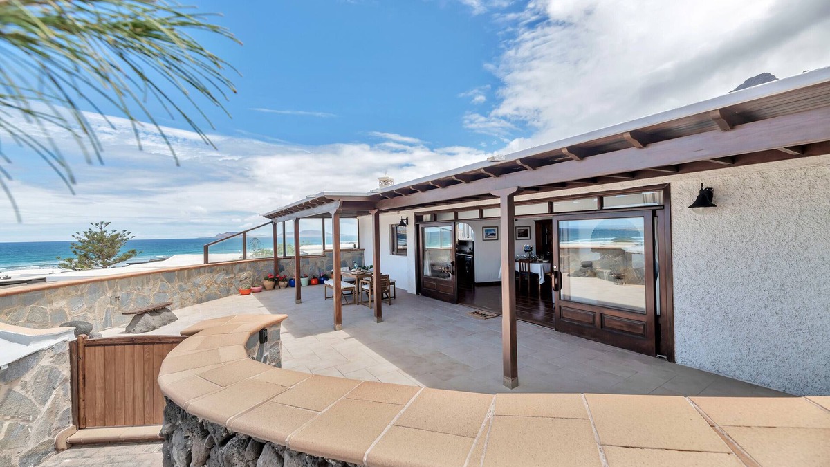 Urbanizacion Famara House | 'Villalmar' with Sea View, Private Pool and Wi-Fi