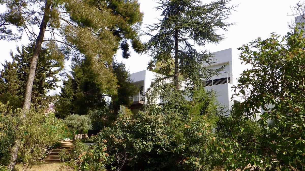 Bandol Villa | Villalucienne, 130 m2, 5 stars in a. wooded park at the foot of the calanques.