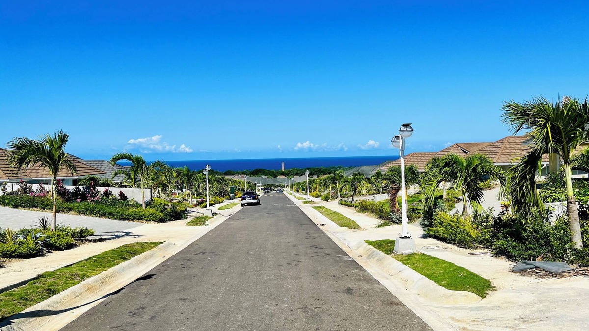 St. Ann's Bay House | VillasOutAMany * Free Puerto Seco Beach * Partially Completed Loft w/Extra Beds