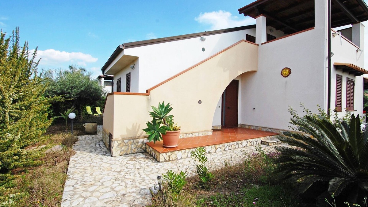 Piana Calzata Villa | VILLECEFALU. Veranda, Terrace, 3 Bedrooms, 3 Bathrooms.