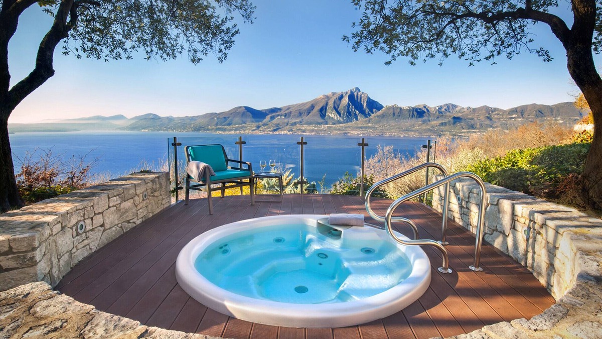Torri del Benaco Ski Chalet | Villetta Blue Panorama With Private Jacuzzi