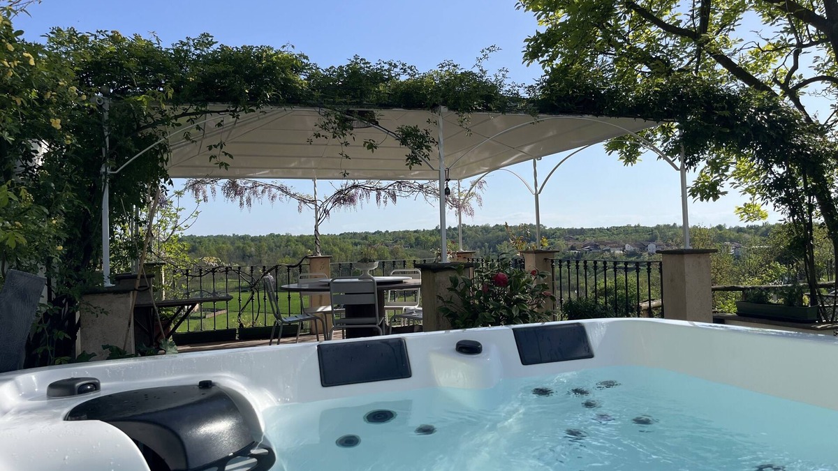 Santo Stefano Roero Villa | Villino Ca' Bianca in the land of wine, truffles and dining, disabled facilities
