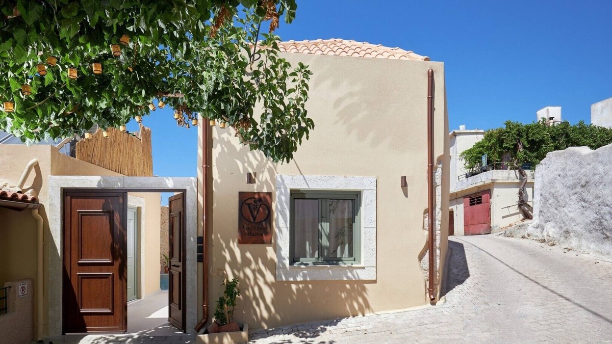 Archanes Apartment | Vin Dimora Suites With Shared Pool - Vino Rosso