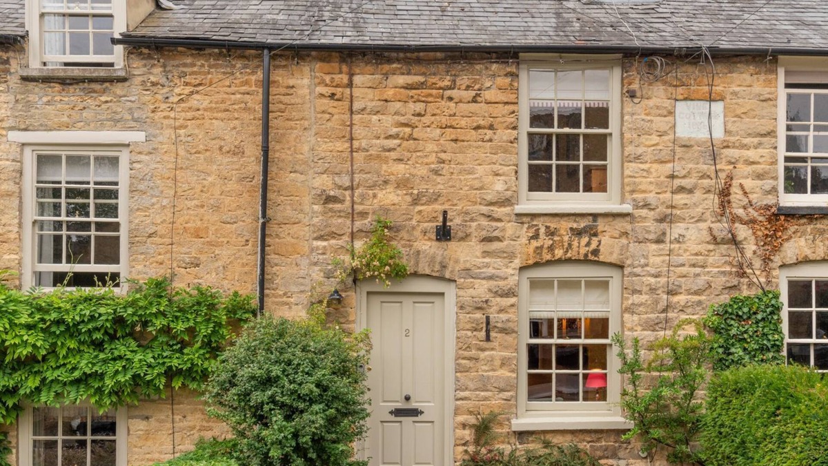 Charlbury Cottage | Vine Cottage, Charlbury - sleeps 2 guests in 2 bedrooms