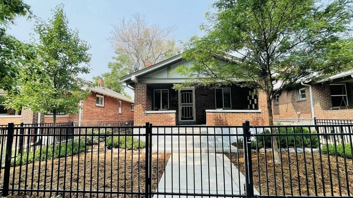Cole House | Vine Street Retreat: Prime Location, Private Backyard & Games - 420ok!