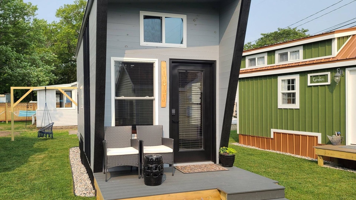 Lakeside Apartment | Vineyard House - Tiny Digs Lakeshore