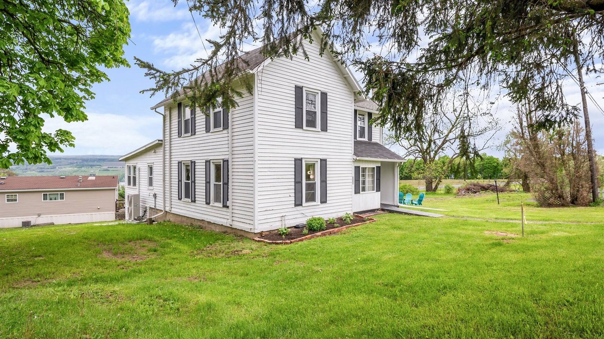 Lakemont House | Vineyard & Lake Views | Newly Remodeled | Pet Friendly
