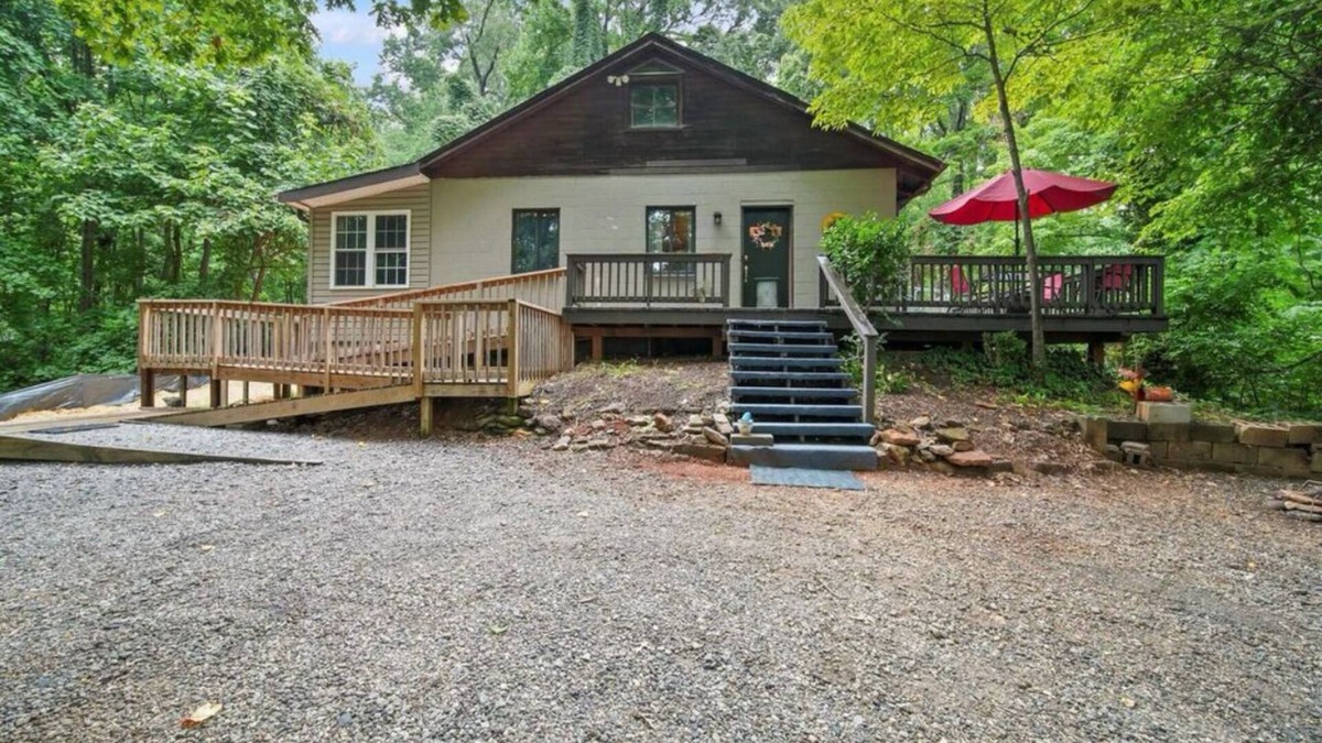 Lynn House | Vineyard Mountain Cottage on 7 Acres - Private yet Close to Town!